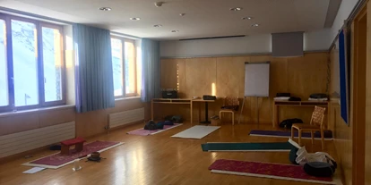 Yoga course - vorhandenes Yogazubehör: Yogamatten - Innerbraz - Seminarraum im Hotel Silvretta (Wochenendseminar Bielerhöhe) - Yoga erLeben  BYO/BDY/EYU