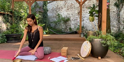 Yogakurs - Kurse für bestimmte Zielgruppen: Feminine-Yoga - Köln, Bonn, Eifel ... - Yin Yoga & Klang - Spirit.Moon.Yoga