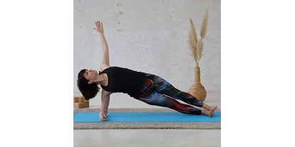 Yoga course - vorhandenes Yogazubehör: Decken - Chemnitz - Yoga-Seitstütz - Yoga bei HANSinForm - Nadine Hans