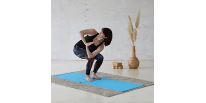 Yogakurs - vorhandenes Yogazubehör: Yogamatten - Chemnitz Hilbersdorf - Yoga-Stuhl mit Twist - Yoga bei HANSinForm - Nadine Hans