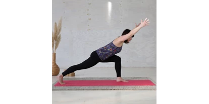 Yoga course - Art der Yogakurse: Geschlossene Kurse (kein späterer Einstieg möglich) - Chemnitz Hilbersdorf - Yoga-tiefer Ausfallschritt - Yoga bei HANSinForm - Nadine Hans