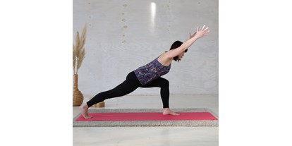 Yogakurs - vorhandenes Yogazubehör: Yogagurte - Sachsen - Yoga-tiefer Ausfallschritt - Yoga bei HANSinForm - Nadine Hans