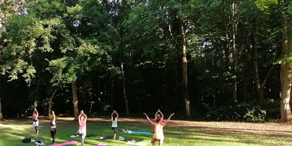 Yoga course - vorhandenes Yogazubehör: Yogamatten - Borsdorf - Bei schönem Wetter genießen wir unsere Yogaeinheiten ungestört und mit Vogelgezwitscher, inmitten der schönen Parthenaue. - Yoga Zauber Leipzig