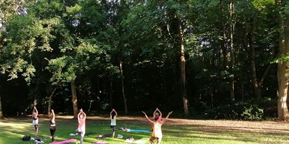 Yoga course - Yogastil: Yoga Nidra - Saxony - Bei schönem Wetter genießen wir unsere Yogaeinheiten ungestört und mit Vogelgezwitscher, inmitten der schönen Parthenaue. - Yoga Zauber Leipzig