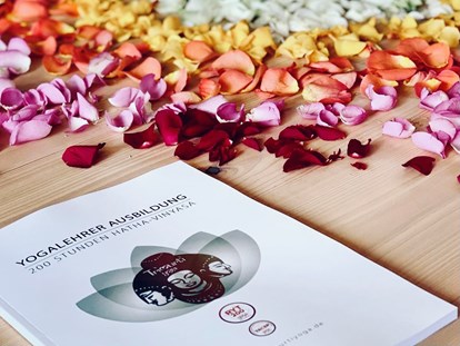 Yoga course - Ambiente: Große Räumlichkeiten - Binnenland - Kurs-Handbuch 200h Yogalehrer Ausbildung - 200h Multi-Style Yogalehrer Ausbildung