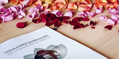 Yogakurs - Ambiente: Spirituell - Kurs-Handbuch 200h Yogalehrer Ausbildung - 200h Multi-Style Yogalehrer Ausbildung