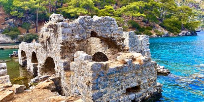 Yogakurs - Alte Badehaus-Ruinen in einer Bucht - Schiff Yoga Urlaub Türkei 2022