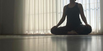 Yogakurs - Kurse für bestimmte Zielgruppen: Kurse für Dickere Menschen - Stuttgart / Kurpfalz / Odenwald ... - YogaDaan - Yoga Kurs mit Elif