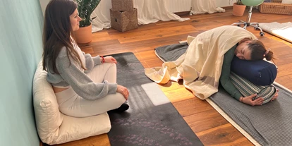 Yoga course - vorhandenes Yogazubehör: Yogamatten - Grödig - Nina Steinegger - YIN Yoga Salzburg