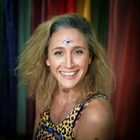 Yoga: Evelyn Klima und das "Dritte Auge" - Rainbow Yoga