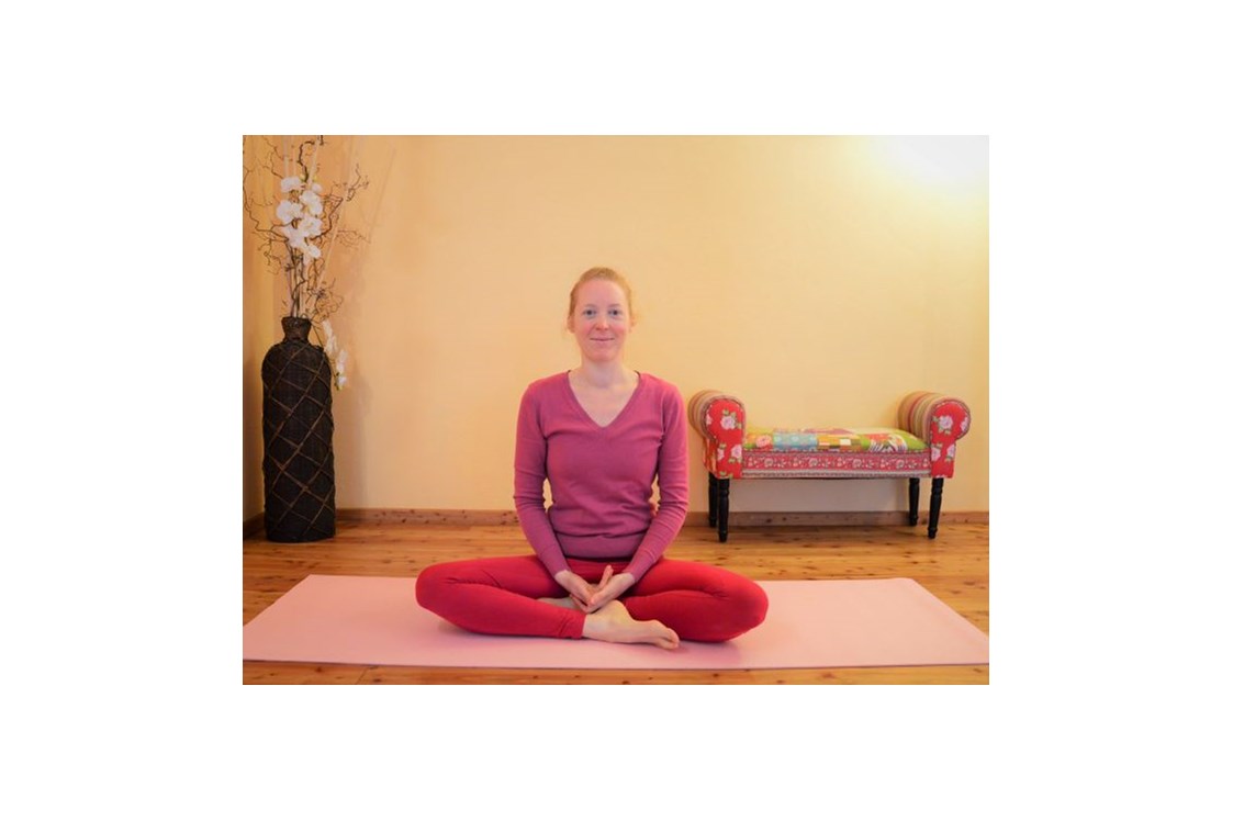 Yogaevent: Clara Satya im Meditationssitz - Workshop Yoga und Meditation - Ausgleich für Körper, Geist und Seele - Workshop "Yoga und Meditation - Ausgleich und Erholung für Körper, Geist und Seele"