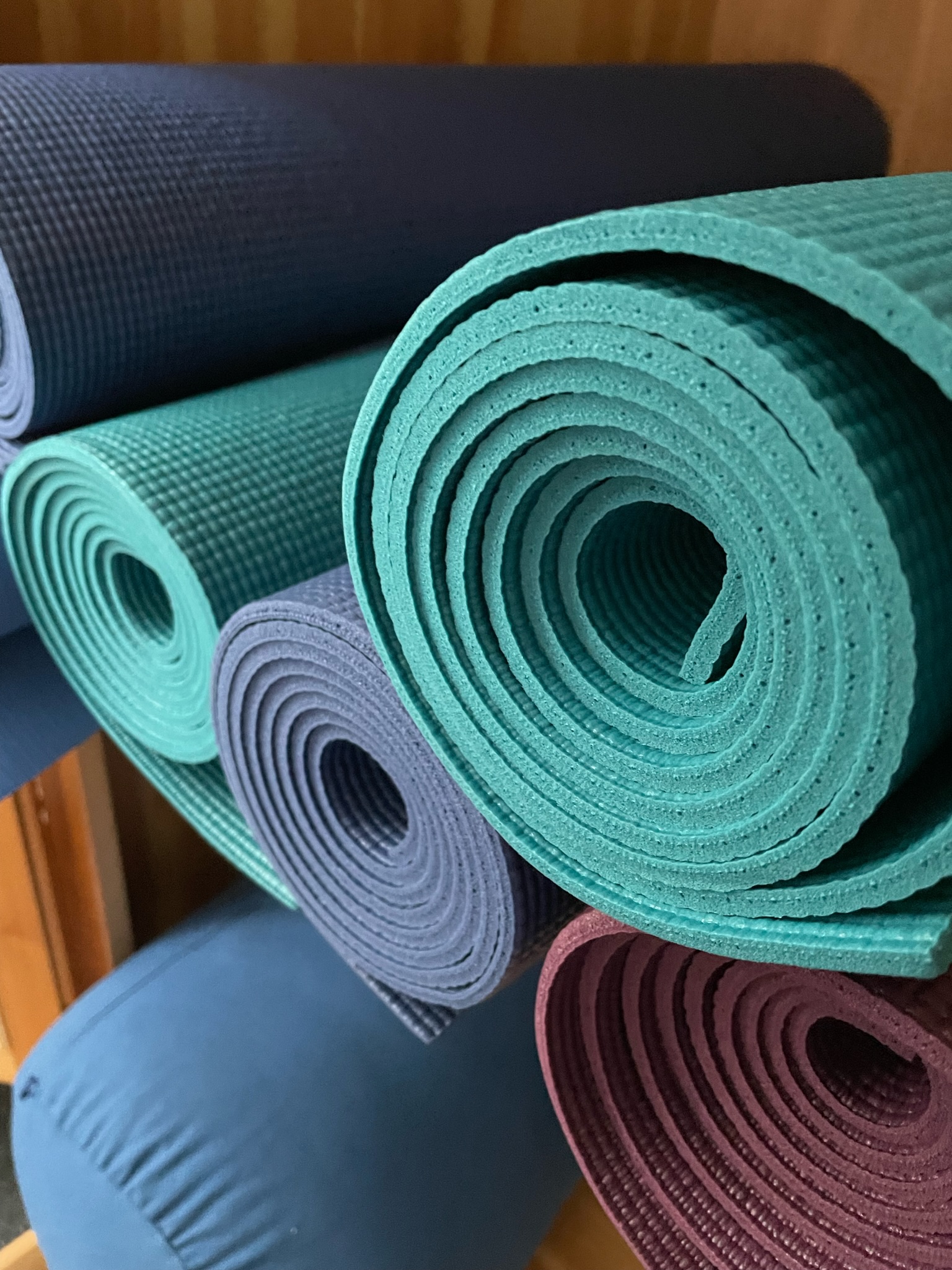 Yogakurs - Weitere Angebote: Seminare - Niedersachsen - In der Yogastuv sind alle Hilfsmittel vorhanden, die in der Yogapraxis hilfreich sind. Studio-Yogamatten, Polster, Blöcke, Decken, Gurte, Yogastühle, Bälle. - Yogastuuv