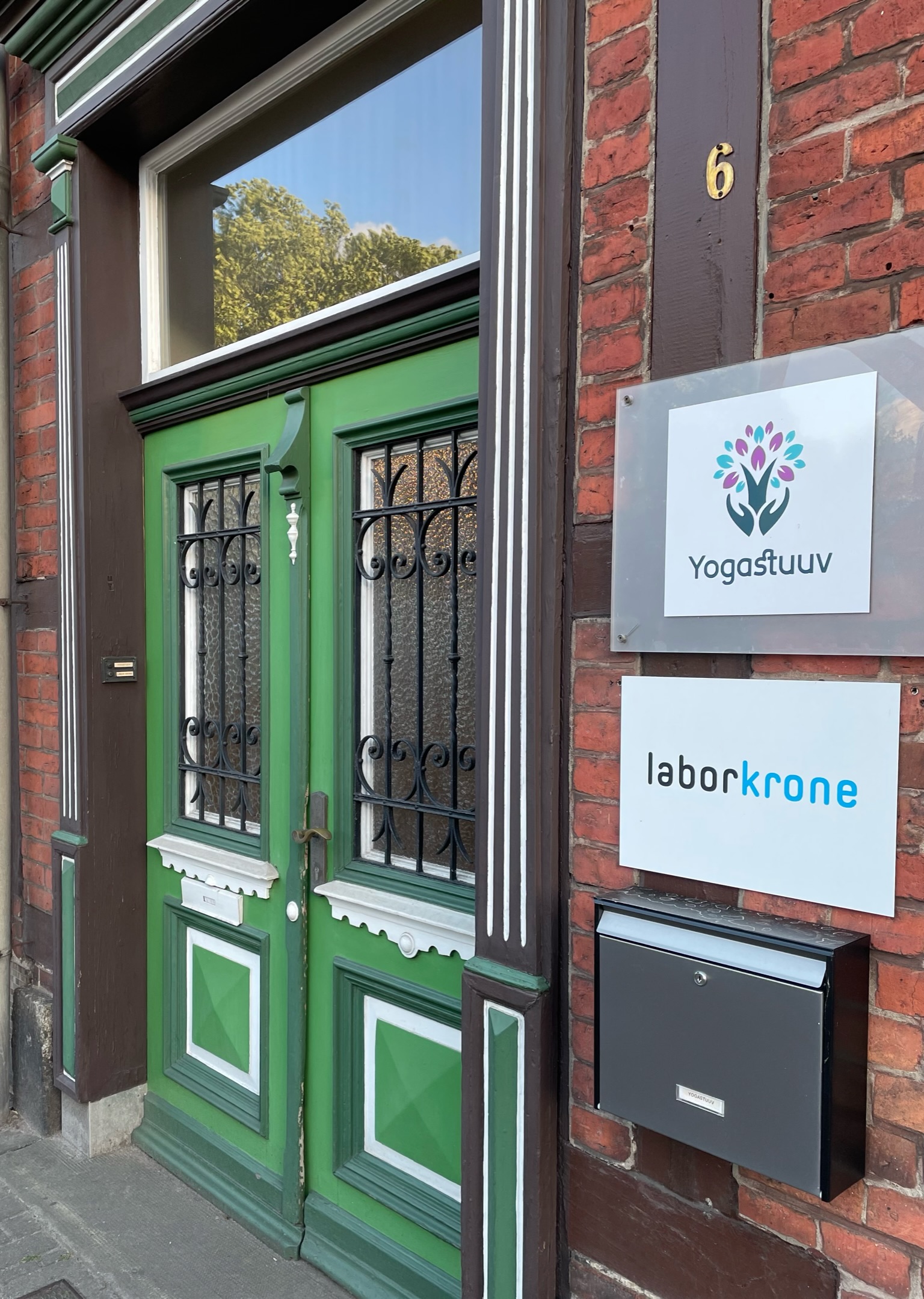 Yogakurs - Weitere Angebote: Seminare - Niedersachsen - Die grüne Tür hindurch, dann in den 1. Stock und dort erwartet Dich die Yogastuuv. - Yogastuuv