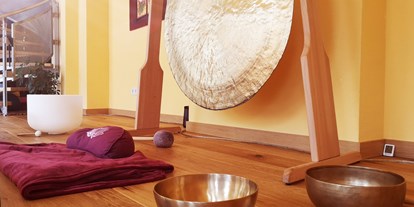 Yogakurs - vorhandenes Yogazubehör: Decken - Klang & Stille Meditation  - Ananda Yoga Potsdam