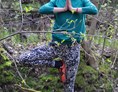Yoga: Deine Stabilität - dir den Raum zu halten, dich anzunehmen, JAAA zu dir zu sagen. Im Körper ankommen, die Bewegung, den Atem und den Wechsel zwischen An- & Entspannung genießen. - MittagsYogaFlow