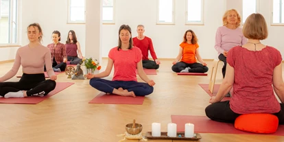 Yogakurs - vorhandenes Yogazubehör: Meditationshocker - Markgröningen - Yogakurs "Hatha Yoga mit Tiefenentspannung"