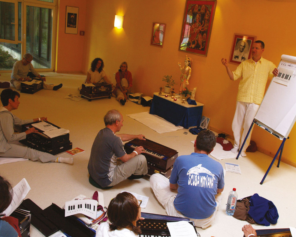 Yogakurs - Horn-Bad Meinberg - Impressionen eines Harmonium-Workshops - Yoga Vidya Bad Meinberg