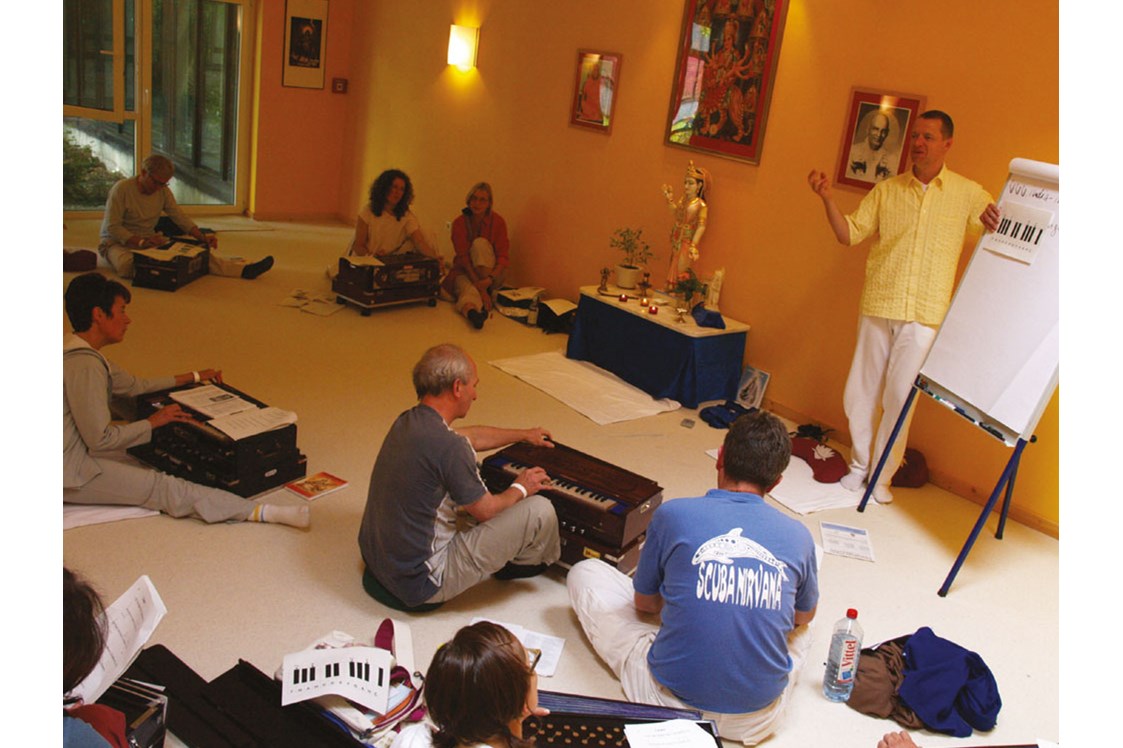 Yoga: Impressionen eines Harmonium-Workshops - Yoga Vidya e.V.