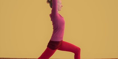 Yogakurs - geeignet für: Blinde- und Sehbehinderte - Österreich - Kriegerposition - Clara Satya Bannert, www.yorosa.at - Yoga am Stuhl in Weissenbach an der Triesting