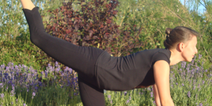 Yogakurs - Erreichbarkeit: sehr gute Anbindung - Flechtingen - Im Sommer führen wir die Yogakurse draußen durch. Spüre dich inmitten der Elemente.  - Yogaschule Devi