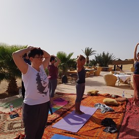 Yoga: Yogastunde mit Blick auf die Wüste während der Reise durch die Sahara 2018  - Yogaschule Devi
