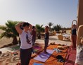 Yoga: Yogastunde mit Blick auf die Wüste während der Reise durch die Sahara 2018  - Yogaschule Devi
