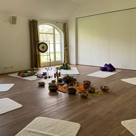 Yogaevent: Eine komplett ausgestattete Yogamatte erwartet dich in einem geräumigen und wohligen Seminarraum - Frauen-Wochenenden mit Yoga in Schloss Blumenthal