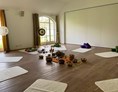 Yogaevent: Eine komplett ausgestattete Yogamatte erwartet dich in einem geräumigen und wohligen Seminarraum - Frauen-Wochenenden mit Yoga in Schloss Blumenthal