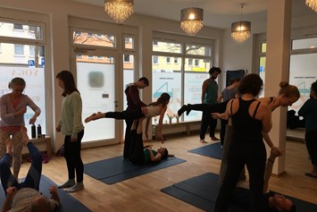 Yoga: Schüler beim Acroyoga in München im Yogastudio Einatmen Ausatmen - 148 Ausatmen.Einatmen