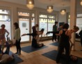 Yoga: Schüler beim Acroyoga in München im Yogastudio Einatmen Ausatmen - 148 Ausatmen.Einatmen