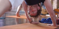 Yogakurs - vorhandenes Yogazubehör: Decken - Yoga fürs Wohlbefinden