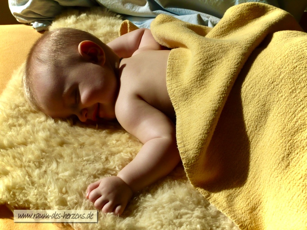 Clase de yoga - Ausstattung: Sitzecke - Babymassage Kurse - Raum des Herzens - Entspannung, Gesundheit, Meditation mit Yoga & Ayurveda