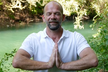 Yoga: Kundalini Yoga - Daniel Graze