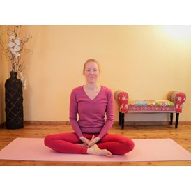 Yoga: Clara Satya im Meditationssitz - Faszien-Yoga in Gainfarn/Bad Vöslau