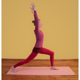 Yoga: Clara Satya in der Kriegerposition - Faszien-Yoga in Gainfarn/Bad Vöslau