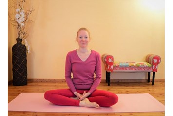 Yoga: Clara Satya im Meditationssitz - Faszienyoga in Bad Vöslau