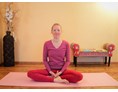 Yoga: Clara Satya im Meditationssitz - Faszienyoga in Bad Vöslau