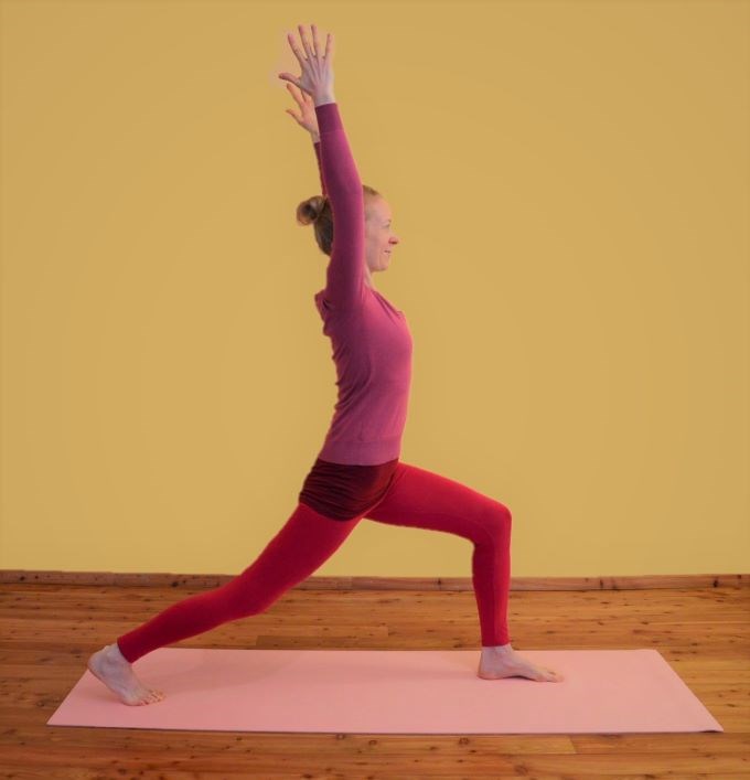 Yoga: Clara Satya in der Kriegerposition - Faszienyoga in Bad Vöslau