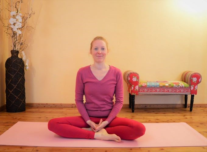 Yoga: Clara Satya im Meditationssitz - Yoga Deluxe in Bad Vöslau
