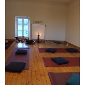 Yoga: Karuna Yoga, Yogaraum vorbereitet für eine Meditation

ruhiger, lichtdurchfluteter Raum im Grünen

Dusche, Umkleidezimmer, Toiletten vorhanden - Karuna Yoga