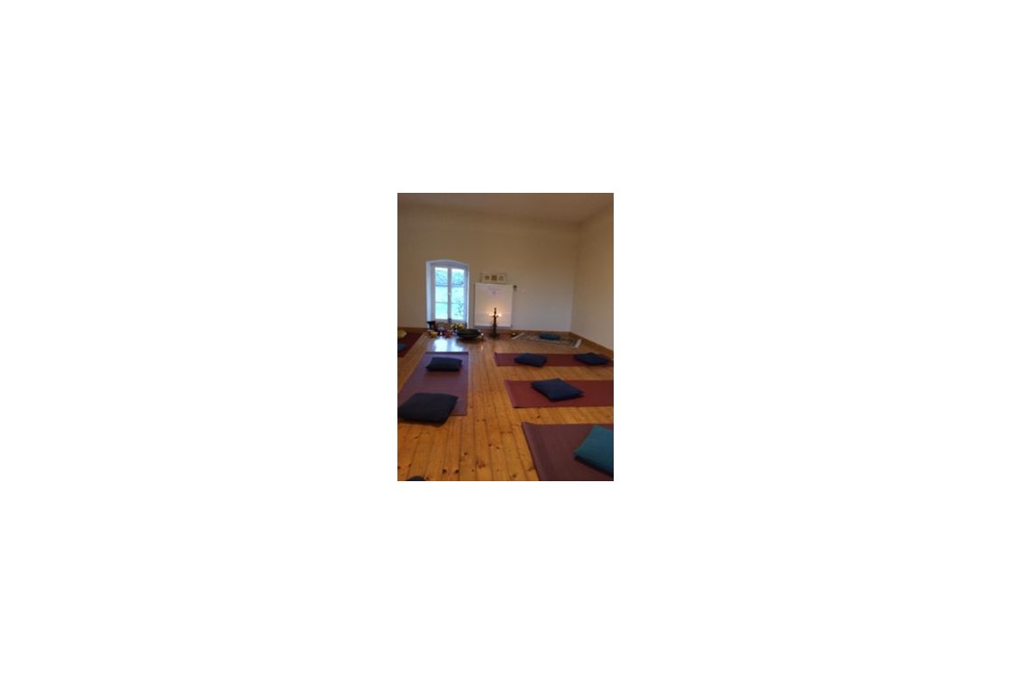 Yoga: Karuna Yoga, Yogaraum vorbereitet für eine Meditation

ruhiger, lichtdurchfluteter Raum im Grünen

Dusche, Umkleidezimmer, Toiletten vorhanden - Karuna Yoga
