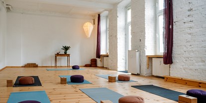Yogakurs - vorhandenes Yogazubehör: Yogamatten - Berlin-Stadt Neukölln - YOGA eva - elements.vinyasa.alignment