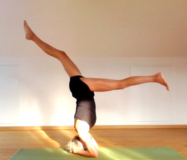 Yogakurs - Rankweil - Kopfstand, Beinvariation - Yoga Petra Himmel