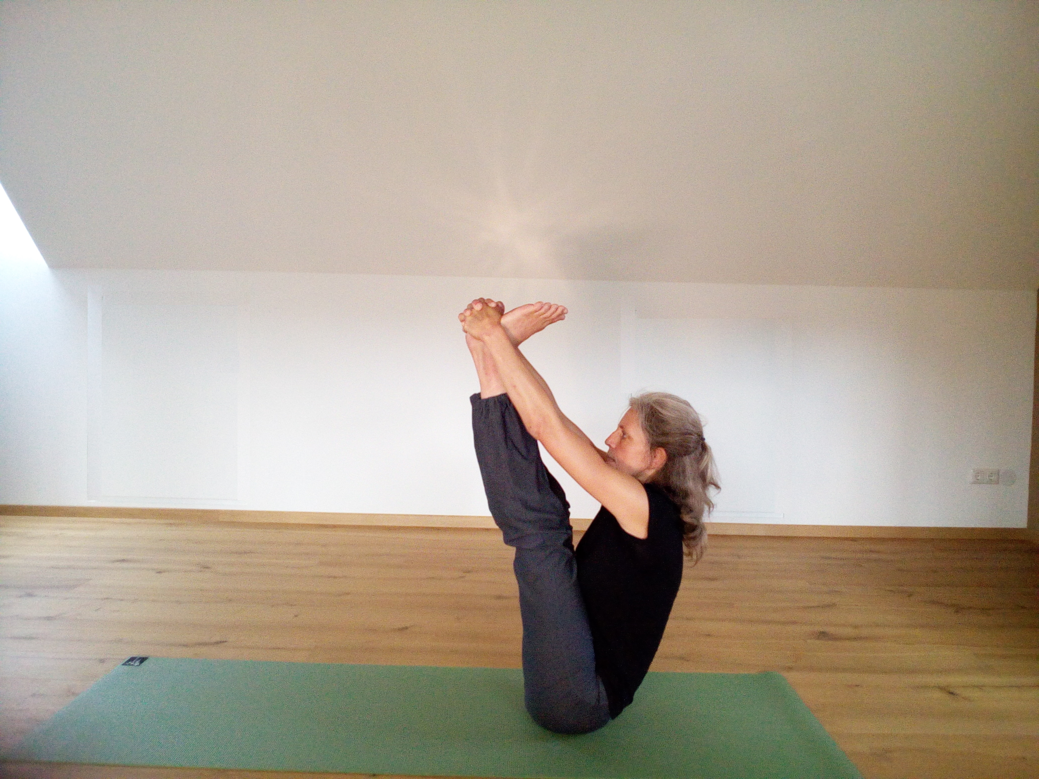 Yoga: balancierte Kopf-Knie-Stellung - Yoga Petra Himmel