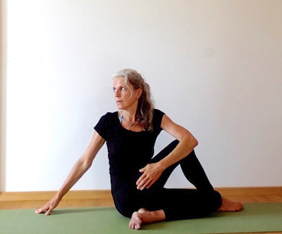 Yoga: Drehsitz, matsyendrasana - Yoga Petra Himmel