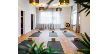 Yoga course - geeignet für: Ältere Menschen - Dortmund Innenstadt-West - Das Yogastudio ist lichtdurchflutet - yona zentrum Yoga und Naturheilkunde