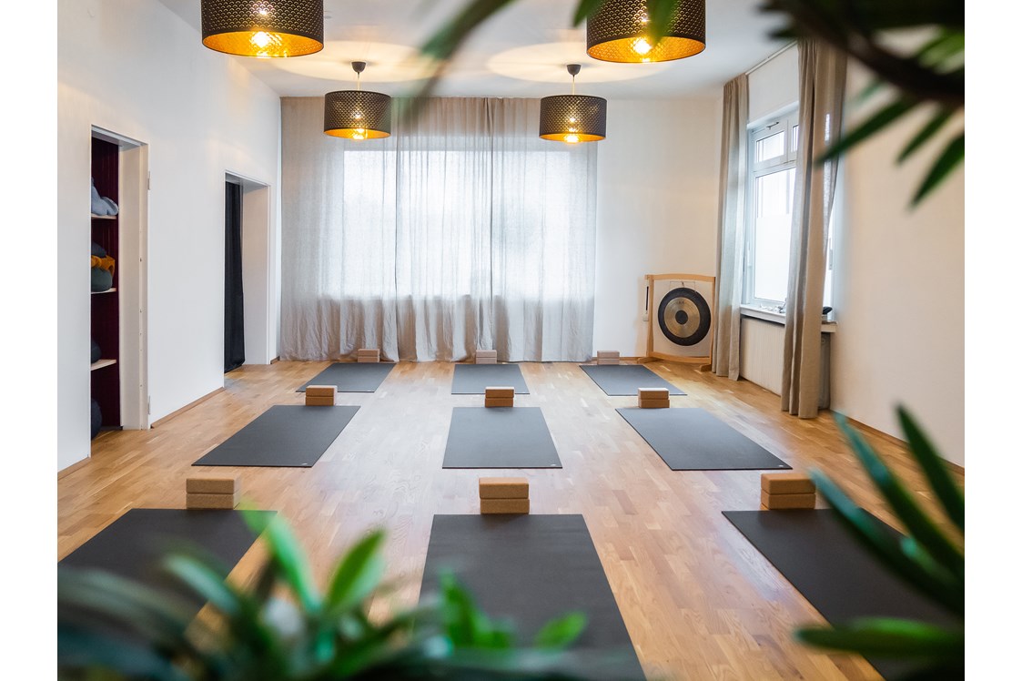 Yoga: Das Yogastudio ist lichtdurchflutet - yona zentrum Yoga und Naturheilkunde