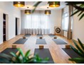 Yoga: Das Yogastudio ist lichtdurchflutet - yona zentrum Yoga und Naturheilkunde