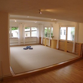 Yoga: Unser gemütlicher Kursraum in Leimen, sehr ruhig gelegen und ausgestattet mit natürlichen Materialien - Yogaschule Ursula Winter