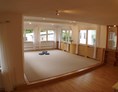 Yoga: Unser gemütlicher Kursraum in Leimen, sehr ruhig gelegen und ausgestattet mit natürlichen Materialien - Yogaschule Ursula Winter